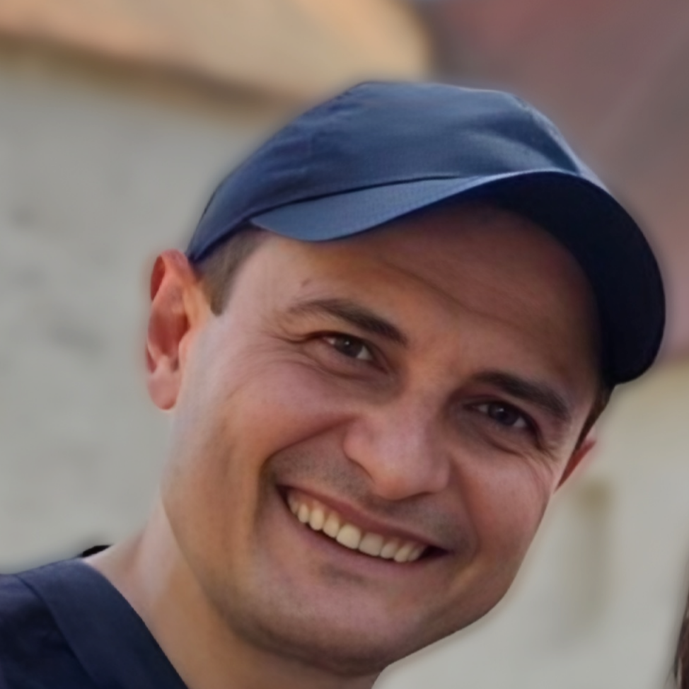 Foto von Artem und Liubov Iagmurdzhi, Weiterbildungsteilnehmer beim IBB, vor einem Schloss.