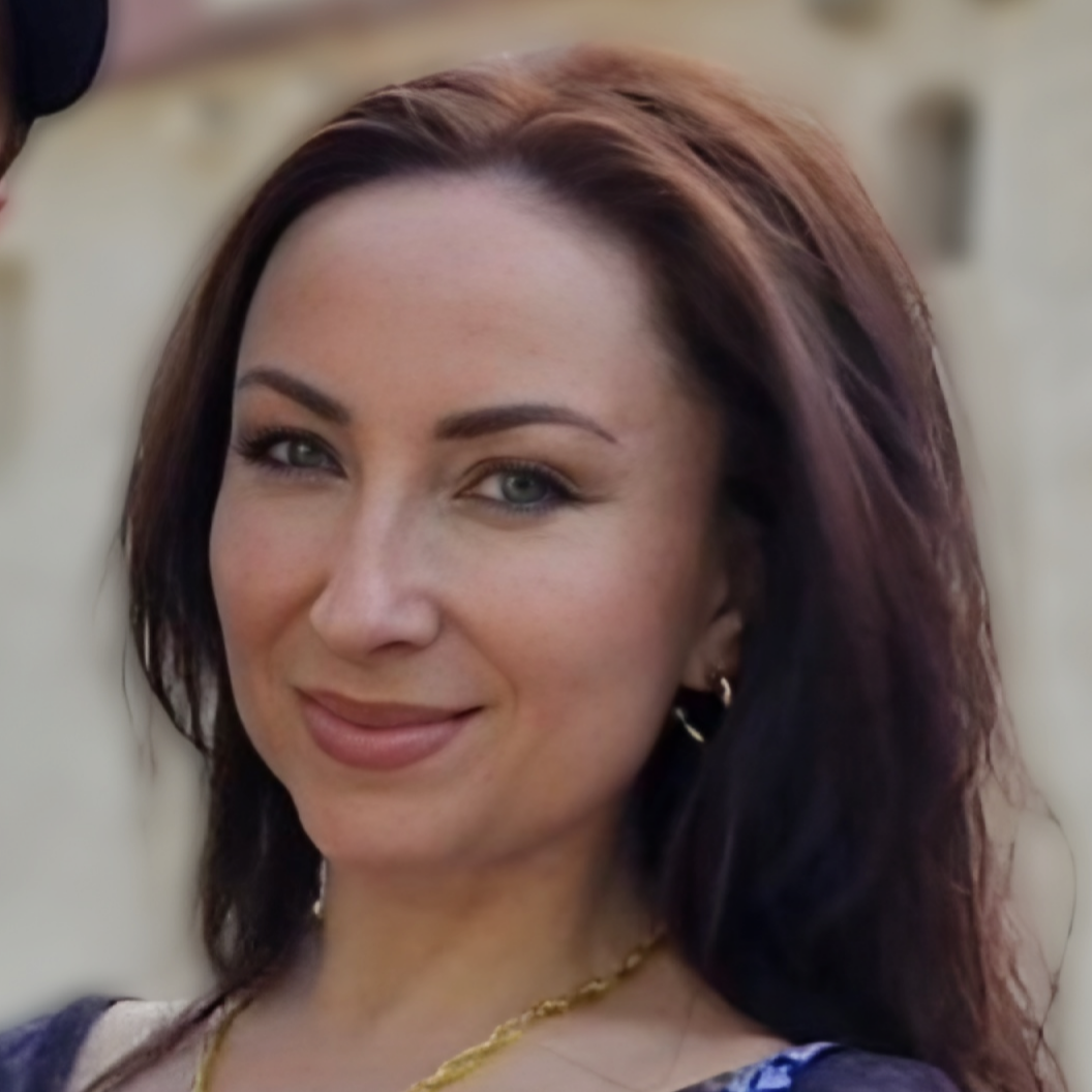 Foto von Artem und Liubov Iagmurdzhi, Weiterbildungsteilnehmer beim IBB, vor einem Schloss.